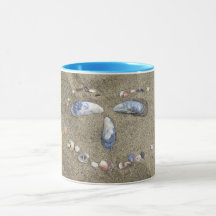 海の貝が付いている砂でなされる黄色い顔を襲って下さい