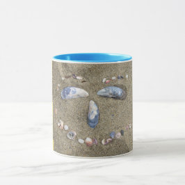 海の貝が付いている砂でなされる黄色い顔を襲って下さい マグカップ