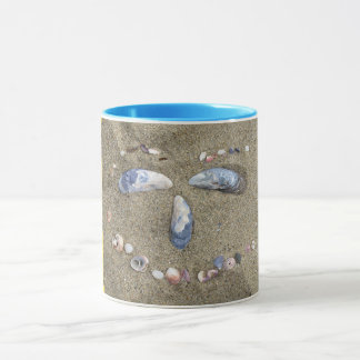 海の貝が付いている砂でなされる黄色い顔を襲って下さい マグカップ
