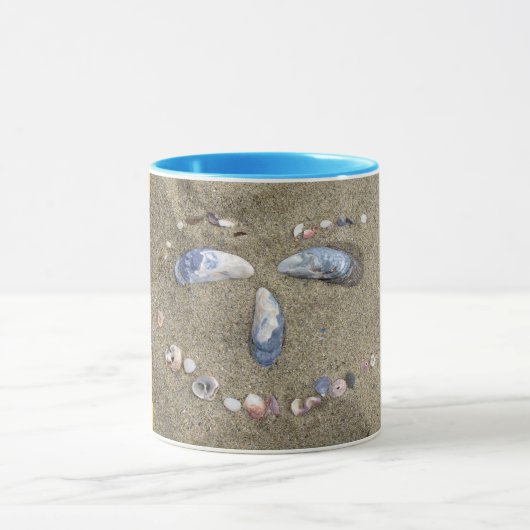 海の貝が付いている砂でなされる黄色い顔を襲って下さい マグカップ (中央)