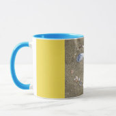 海の貝が付いている砂でなされる黄色い顔を襲って下さい マグカップ (左)