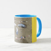 海の貝が付いている砂でなされる黄色い顔を襲って下さい マグカップ (正面右)