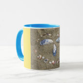 海の貝が付いている砂でなされる黄色い顔を襲って下さい マグカップ (正面左)