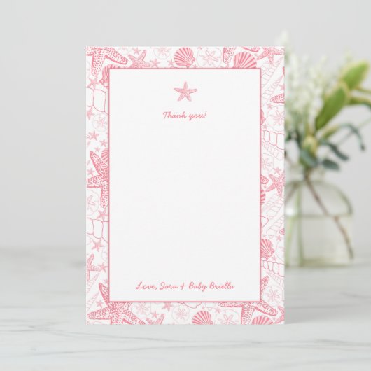 海の貝のピンクのベビーシャワーはノート感謝していしています サンキューカード (スタンド正面)