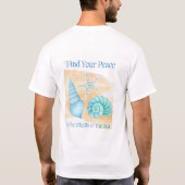海の貝殻の中で平和を見つけてください。 Tシャツ (裏面)