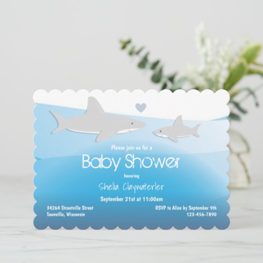 海の赤ちゃんシャワーの下にかわいいサメ 招待状 (スタンド正面)