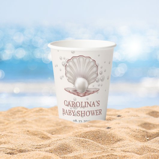 海の赤ちゃんシャワーの下の小さな真珠 紙コップ
