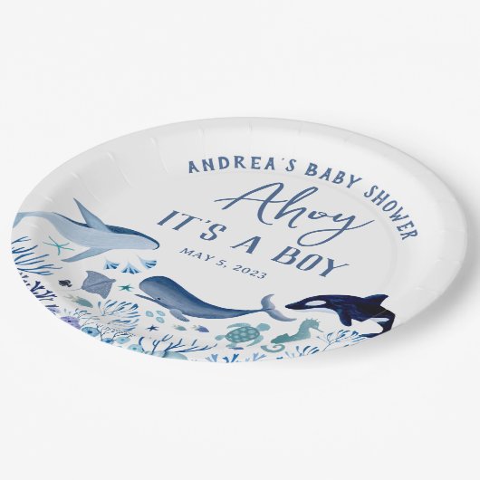 海の赤ちゃんシャワーの下の少年の青 ペーパープレート (アングル)