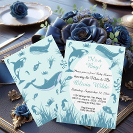 海の赤ちゃんシャワーの下の少年の青 招待状