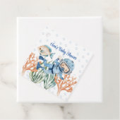 海の赤ちゃんシャワーの下の少年 フェイバータグ (インサイチュ)