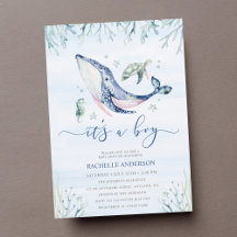 海の赤ちゃんシャワーの下の少年