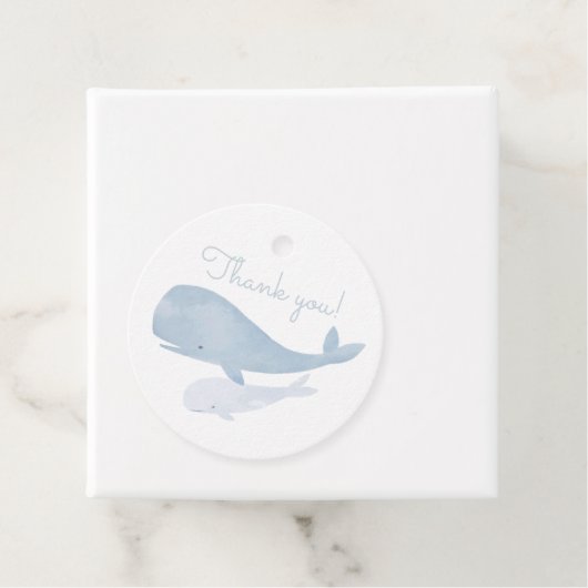 海の赤ちゃんシャワーの下の水色クジラ フェイバータグ (インサイチュ)