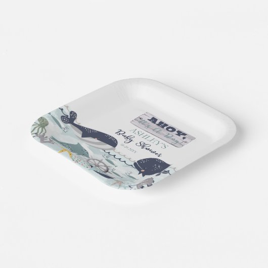 海の赤ちゃんシャワーの下の男の子だ ペーパープレート (傾斜あり)