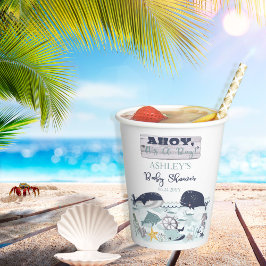 海の赤ちゃんシャワーの下の男の子だ 紙コップ