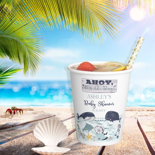 海の赤ちゃんシャワーの下の男の子だ 紙コップ