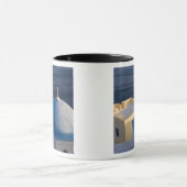 海の近くにあるオイア·サントリーニ正教会 マグカップ (中央)