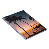 海の近くのビーチに座る人々 ノートブック (右側)