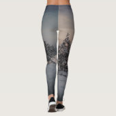 海の近凍っていくの雪の森の夕日 レギンス (裏面)