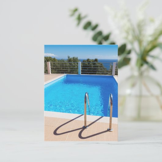 海の階段のある青いスイミングプール ポストカード (スタンド正面)