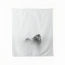 海の霧の中で孤立した岩