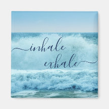 海の青い波が息を吐き出す