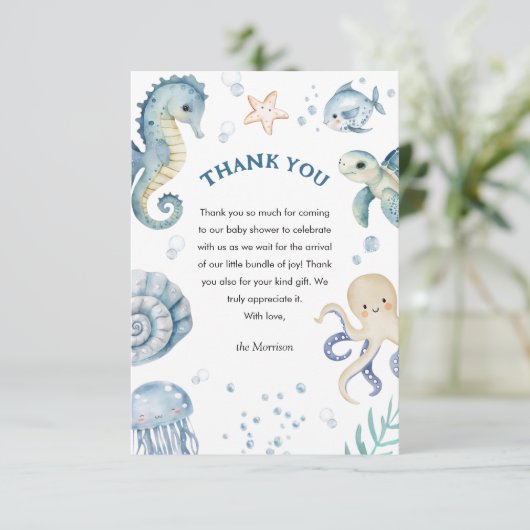 海の青い男の子の水色のベビーシャワーの下 サンキューカード (スタンド正面)