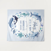 海の青い赤ちゃんシャワーの下の男の子だ タペストリー (正面(横))