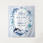 海の青い赤ちゃんシャワーの下の男の子だ タペストリー (正面)