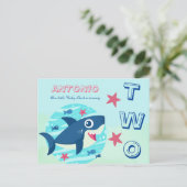 海の青の下で二歳の誕生日かわいいベビーサメ インビテーションポストカード (スタンド正面)