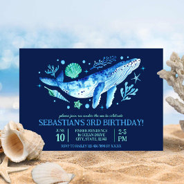 海の青の下のクジラ、サンゴ、海の貝殻 招待状