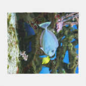 海の青の魚 フリースブランケット (正面(横))