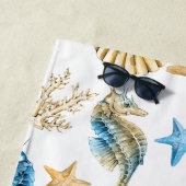 海の青及び金ゴールドのタツノオトシゴの下 ビーチタオル (インサイチュ)