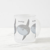 海の魚mola mola molaかわいい漫画 フロストグラスマグカップ (正面右)