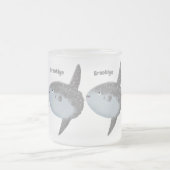 海の魚mola mola molaかわいい漫画 フロストグラスマグカップ (中央)