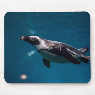 海を泳ぐペンギン マウスパッド