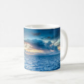海を渡るBora Boraの日没 コーヒーマグカップ (正面右)