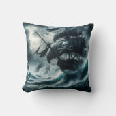 海を航海する海賊船に浮かぶ嵐の夜 クッション (正面)