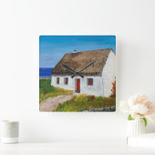 海を見下ろす白いコテージ スクエア壁時計 (ホーム)