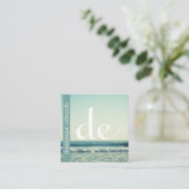 海ウェーブQRプロフェッショナルモノグラムホワイト スクエア名刺 (スタンド正面)