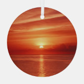 海カラフルでの日の出、劇的な雲。 ガラスオーナメント (裏面)