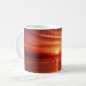 海カラフルでの日の出、劇的な雲。 コーヒーマグカップ (正面左)