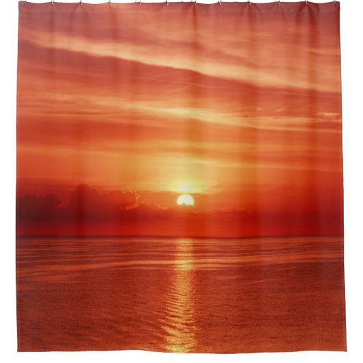 海カラフルでの日の出、劇的な雲。 シャワーカーテン (正面)