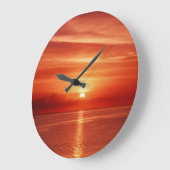 海カラフルでの日の出、劇的な雲。 ラージ壁時計 (傾斜)