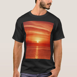 海カラフルでの日の出、劇的な雲。 Tシャツ