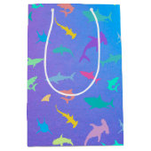 海カラフル勾配パーティー下のサメ ミディアムペーパーバッグ (正面)