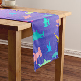 海カラフル学校パーティーの下のサメ ショートテーブルランナー