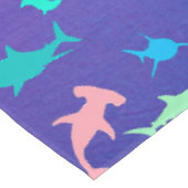 海カラフル学校パーティーの下のサメ テーブルクロス (アングル)