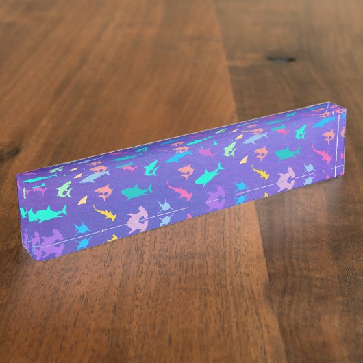 海カラフル学校パーティーの下のサメ デスクネームプレート (側面)