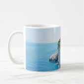 海カラフル近くの崖の上の家 コーヒーマグカップ (左)