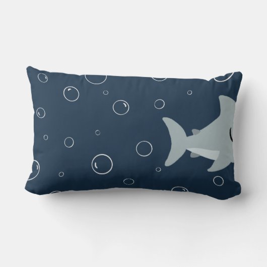 海テーマボーイズ・ルーム・デコール、かわいい小さめのサメ。 ランバークッション (裏面)